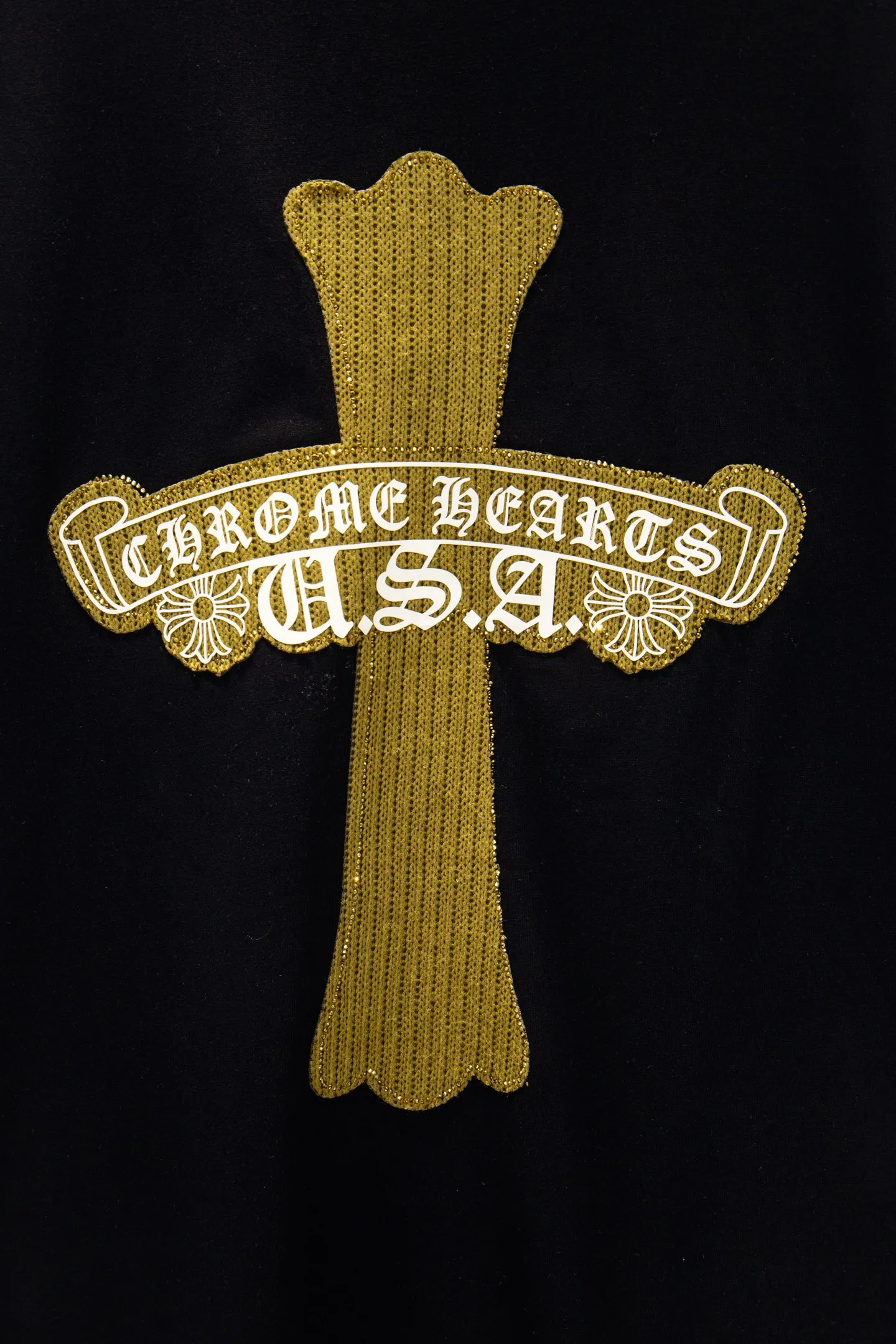 P230 🆕Chrome Hearts os version is really charming and Chrome Hearts is really a must-have. Each season's new version is made to the extreme. It is very practical and can be worn casually. Nice✔️ - ⚠️100% cotton. It is made of 21 double yarns, 300g weight fabric and imported knitted carded cotton. It has moderate thickness, drape and contour, and the upper body is comfortable! ! It is very tolerant to fat body types and can instantly lose five pounds after wearing it!  Specially ordered many Austrian hot diamonds, which have the bling bling effect of natural crystals under the light, with multi-faceted reflective points, and the production cost is extremely high. The laser molding includes a computer engraving machine and a laser machine, which are accurate in units of particles. Finally, it is hot and set at high temperature. After the hot ironing, the firmness needs to be tested repeatedly on the hot stamping. It can show colorful reflections under the light. The collar webbing extends to the shoulders for reinforcement, and the stitching at the joints. The hem and cuffs are all made with 0.2mm gauge double-thread turning. They are carefully produced at a high cost. The attitude of making goods with a magnifying glass restores the quality and effect of the product. The full set of customized accessories is only used to present every detail to customers. Film printing, 50,000 positioning, is very time-consuming. The body is treated with hot diamond elements, which greatly increases the interest of the clothing; unique visual effects. After special treatment, a unique effect is formed. An irregular hem is added to the version. This year's Kroxin is the main version. In the past two years, the oversize version has become the focus of the trend and has been a popular staple in the past two years. The change of designers has made this brand an instant hit. The progressive fashion of the times also needs the blood impact of fresh elements and trendy designs in order to continue its glory! It’s stylish both inside and outside, a must-have for high street travel! An absolute "eye-catching style" that can match couples 💏 Color: Black White Size: S M L XL